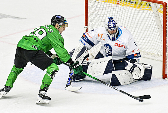 Mladoboleslavský Moses se sna�í vyzrát na gólmana Brízgalu.