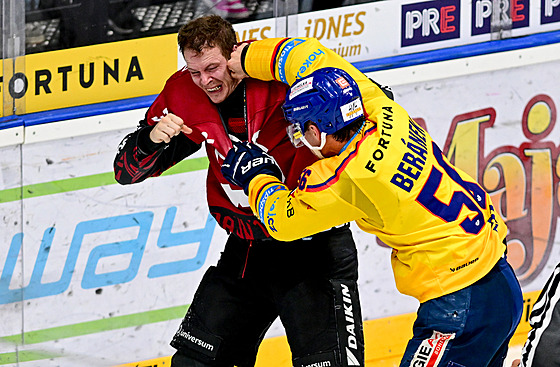 eskobudjovický Martin Beránek pi bitce se sparanem Krejíkem.