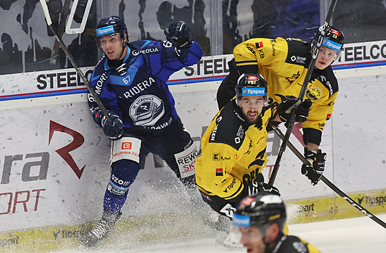 Hladonik z Vítkovic svádí souboj s vítkovickými hrái Gajdoem a Jíchou.