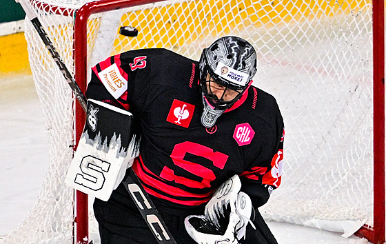 Sparanský branká Ková v akci bhem zápasu Ligy mistr proti Grenoble.
