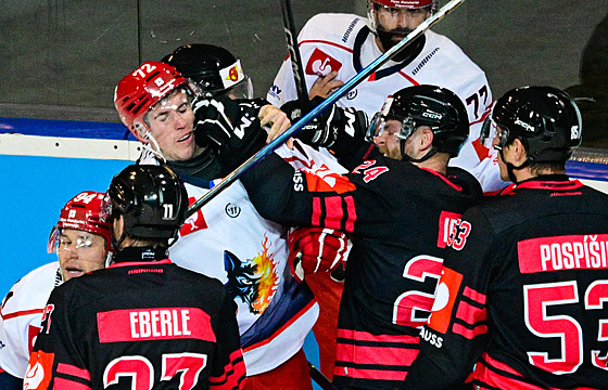 Pierre Crinon z Grenoblu a Aaron Irving ze Sparty ve vzájemné potyce.