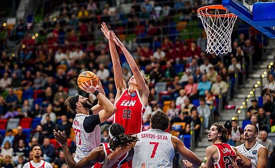 Nymburský Hruban se probíjí ke koi Chalonu.