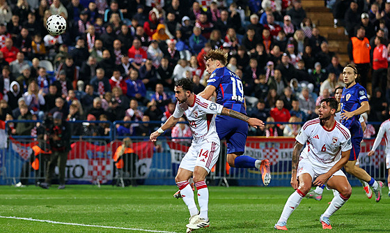 Toni Fruk z Chorvatska razantní hlavikou otevel skóre proti Gibraltaru.