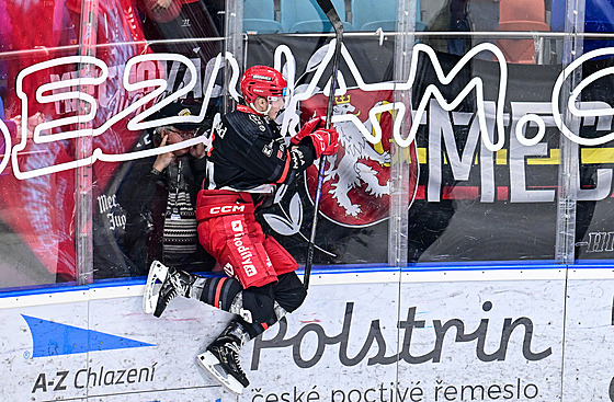 Hradecký Jakub Pour se raduje z rozhodující branky do sít Pardubic.