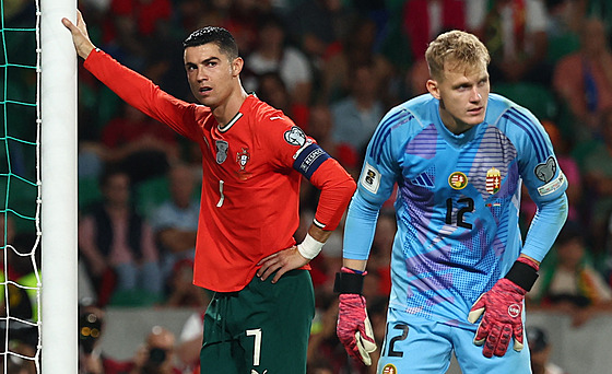 Cristiano Ronaldo kouká na maarského brankáe Totha, jemu vsítil dva góly.