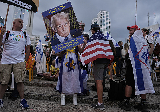 Izraelci dkují americkému prezidentovi Donaldu Trumpovi. (13. íjna 2025)