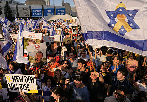 Lidé v ulicích Tel Avivu reagují s nadením po proputní prvních sedmi z...