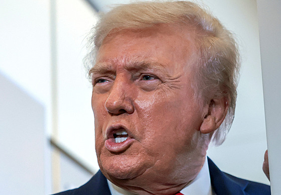 Americký prezident Donald Trump odpovídá na otázky noviná�� na palub� letadla...