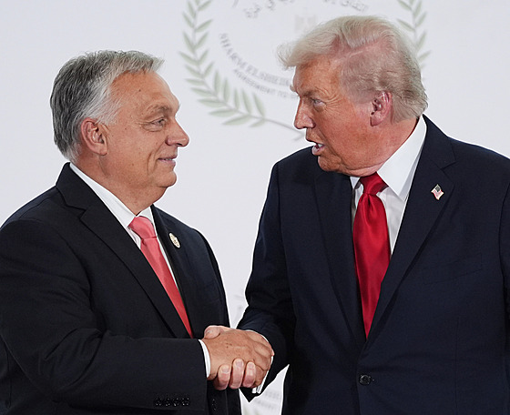 Maarský premiér Viktor Orbán a americký prezident Donald Trump si podávají...