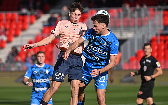 Pardubický záloník Milan Lexa (vlevo) v hlavikovém souboji s Michalem...