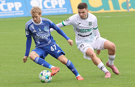 Olomoucký záloník Michal Beran (vlevo) si kryje mí ped Rokem tormanem z...