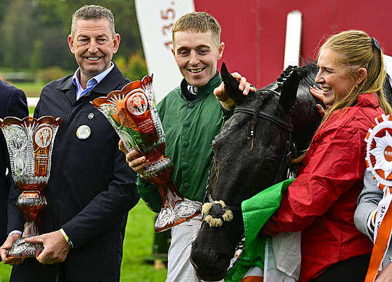 Keith Donoghue se Stumptownem s trofejí pro vítze Velké pardubické