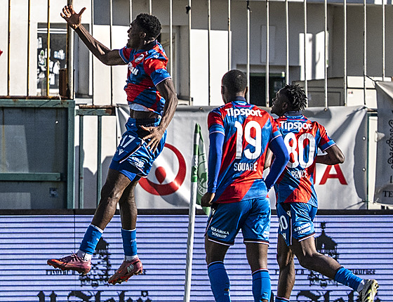 Plzeský útoník Rafiu Durosinmi slaví se svými spoluhrái vstelený gól.