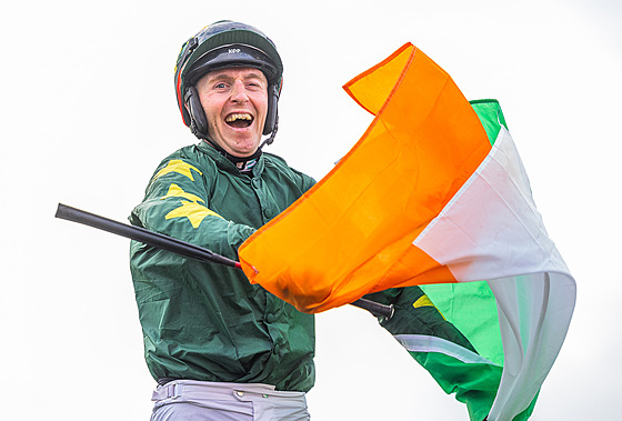 Irský okej Keith Donoghue s vlajkou slaví vítzství se Stumptownem na Velké...