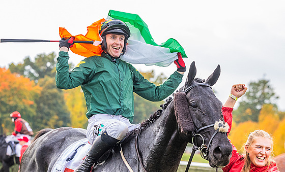 Irský okej Keith Donoghue s vlajkou slaví vítzství se Stumptownem na Velké...