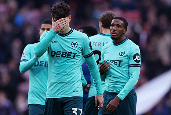 Obránce Ladislav Krejí po utkání lituje svého vlastního gólu, Wolverhampton...