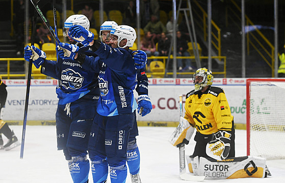 Brnntí hokejisté se radují z gólu ped pekonaným brankáem Matejem Tomkem z...