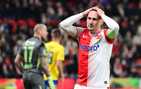 Slávistický kapitán Jan Boil se drí za hlavu bhem utkání proti Zlínu.