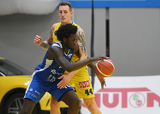 Jonathan Andre z Olomoucka se snaí pejít pes Ladislava Pecku z Ústí nad...