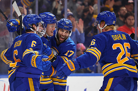 Hokejisté Buffala se radují z gólu Joshe Doana.