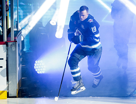 JE ZPÁTKY. Kanadský útoník Jonathan Toews se definitivn vrátil do NHL, po 910...