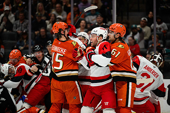 arvátka v utkání mezi Carolinou (v bílém) a Anaheimem, do které se zapojil...