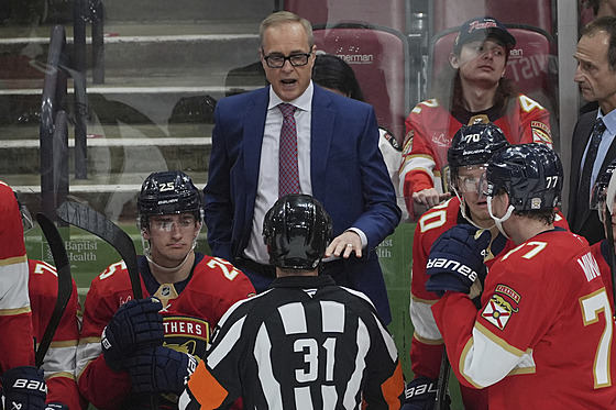 Kou Floridy Paul Maurice diskutuje s rozhodím Michaelem Markovicem (31).