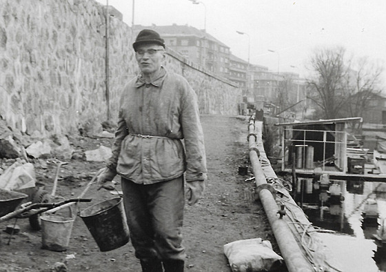 Jan Plovajko jako d�lník po nuceném odchodu z armády.