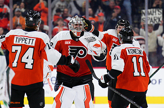 Branká Dan Vlada slaví se spoluhrái z Philadelphia Flyers vítzství nad...