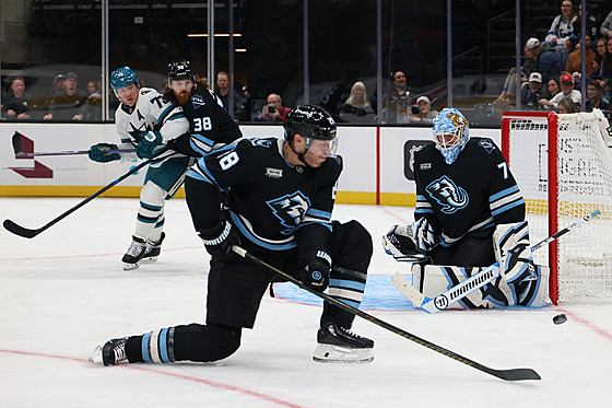 Karel Vejmelka v brán sleduje poínání svého kolegy z Utahu Iana Colea.