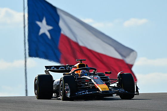 Max Verstappen pi kvalifikaci na sprint na pozadí texaské vlajky.