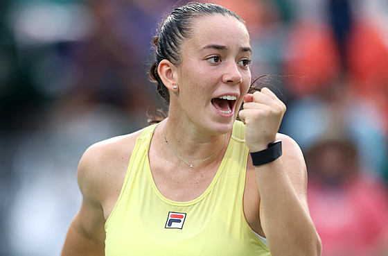 Tereza Valentová slaví získaný bod v semifinále turnaje v Ósace.