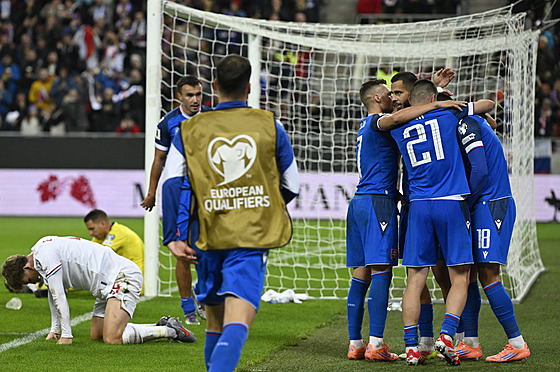 Sloventí hrái slaví trefu Ivana Schranze (v objetí), zatímco fotbalisté...