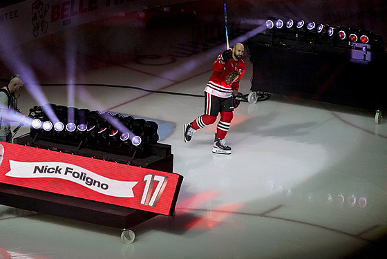 Nick Foligno mává fanoukm Chicaga ped zaátkem utkání s Montrealem.