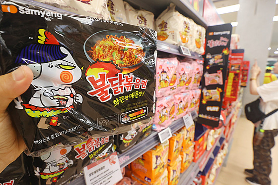 Balení pikantních instantních nudlí Buldak v obchodním dom v Soulu v Jiní...