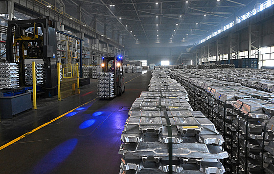 Hliníkové ingoty opoutjí slévárnu a jsou pipravené k expedici. (22. srpna...