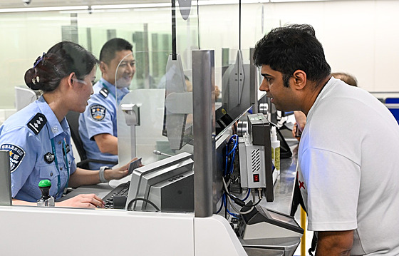 Vízová kontrola na �ínském leti�ti. (15. �íjna 2025)