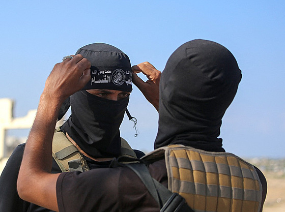 �len palestinského teroristického hnutí Hamás upravuje �elenku svému kolegovi....