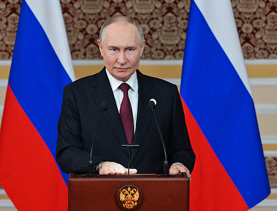 Ruský prezident Vladimir Putin poádá tiskovou konferenci po summitu...