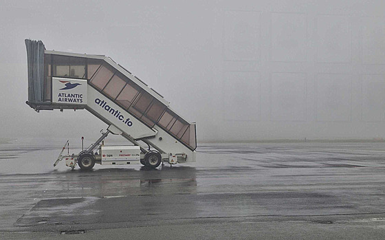 Hustá mlha na faerském letiti ve Vágaru.