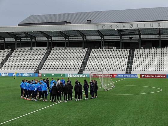 etí fotbalisté na pedzápasovém tréninku na Faerských ostrovech.
