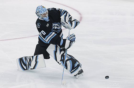 Karel Vejmelka rozehrává kotou.