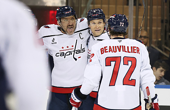 Radost hokejist Washingtonu z branky.