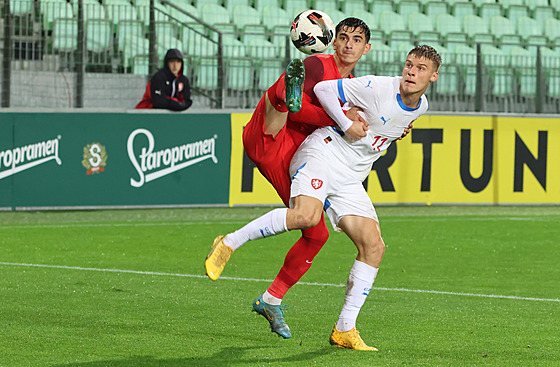 Útoník národního týmu do 21 let Luká Maek v souboji s ázerbájdanským...