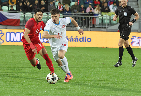 Luká Ambros, který dal druhý gól reprezentant do 21 let, uniká Chayalovi...