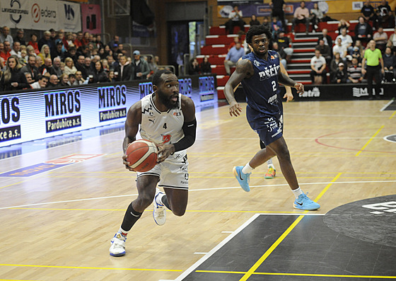 Pardubický Jamonda Bryant najídí do dínského koe.