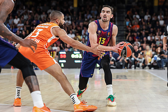 Tomá Satoranský bhem euroligového zápasu proti Valencii.