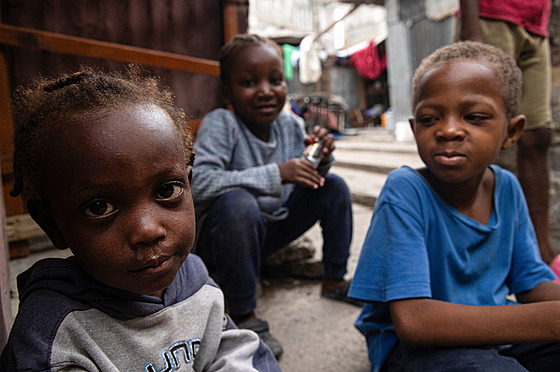 Haitské dti na dvoe písteku pro lidi bez domova v Port-au-Prince. Stejn...