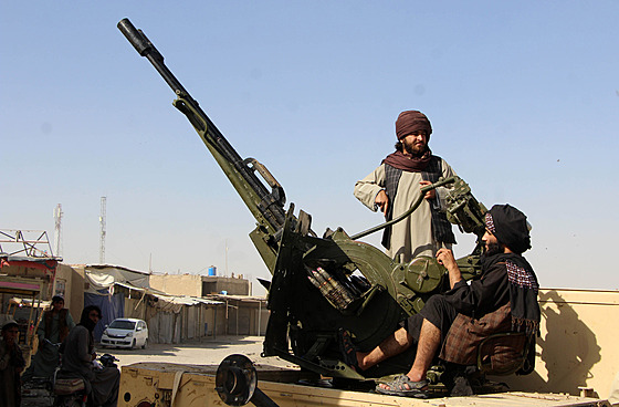 Ozbrojenci hnutí Tálibán steí afghánsko-pákistánskou hranici. (15. íjna 2025)
