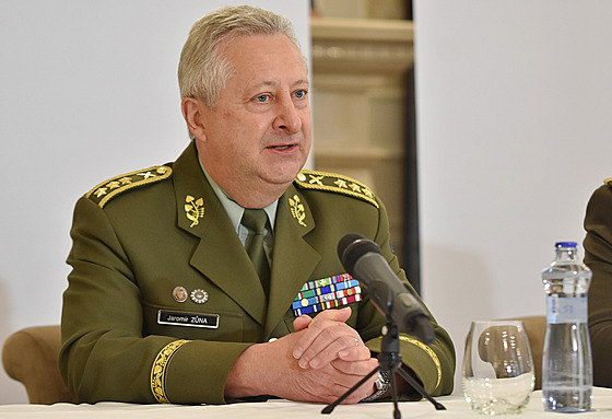Zástupce ná�elníka Generálního �tábu Armády �eské republiky Jaromír Z�na p�i...